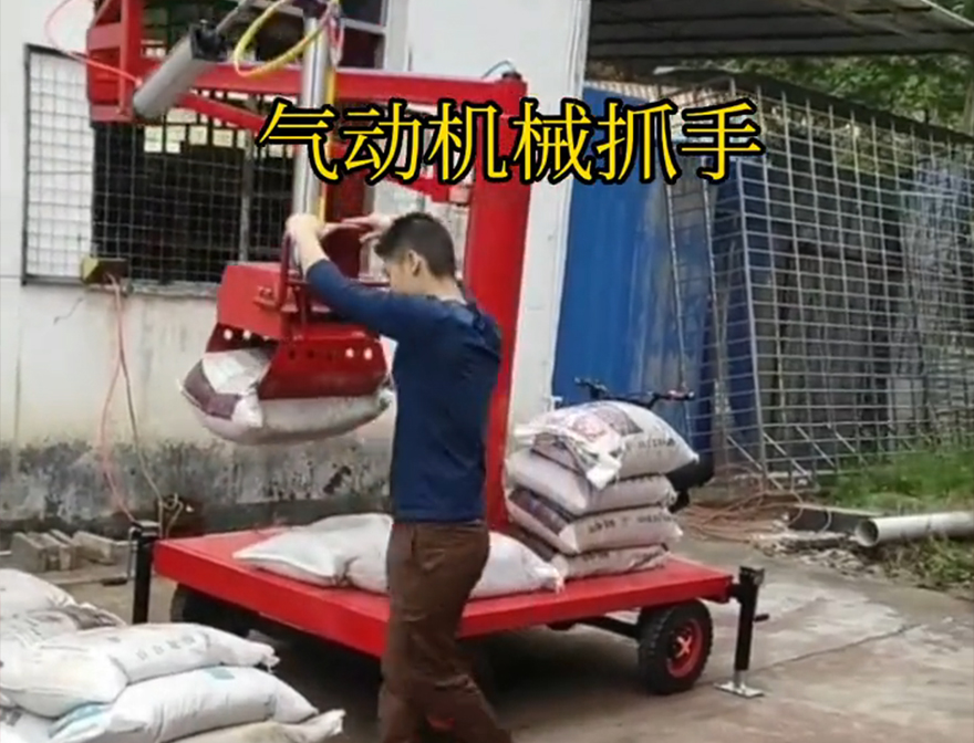 杜尔伯特蒙古族自治县机械抓手机械臂搬运青储搬运机杜尔伯特蒙古族自治县酒糟抓斗价格码垛卸货神器详细视频机械抓手
